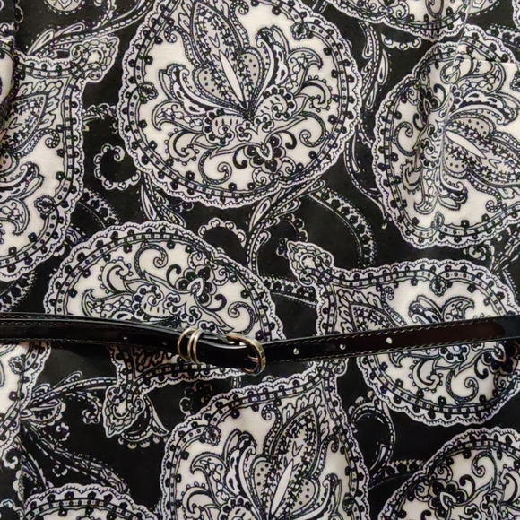 Sleeveless, belted dress - Picture 2 of 3